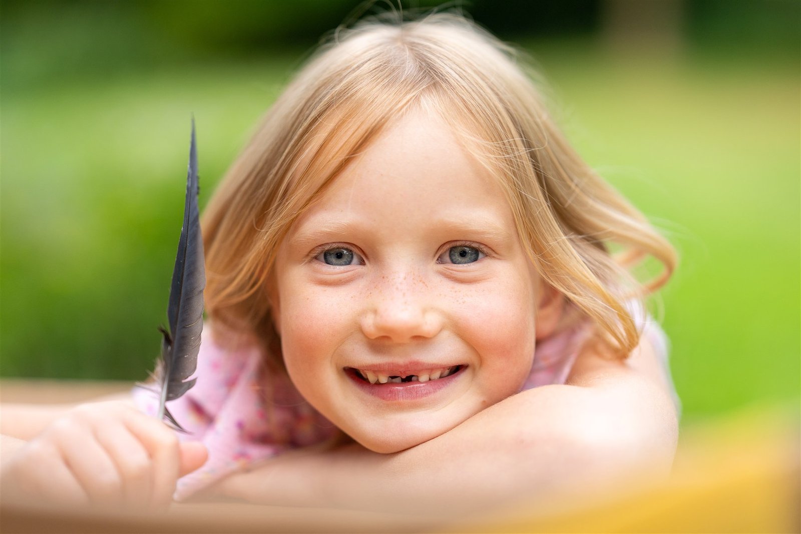 Natürliches Porträt eines lächelnden Schulkindes